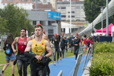 Pontevedra, İspanya - 11 Haziran 2017: Ve İspanyolca triatlon Şampiyonası kulüpler, sokakları ve şehrin nehir tarafından kutlanan tarafından detayını.