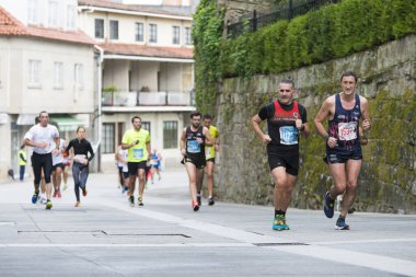 Pontevedra, İspanya - 16 Ekim 2016: Popular Half Marathon City of Pontevedra 2016 'daki katılımcıların ayrıntıları.