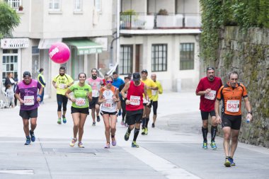 Pontevedra, İspanya - 16 Ekim 2016: Popular Half Marathon City of Pontevedra 2016 'daki katılımcıların ayrıntıları.