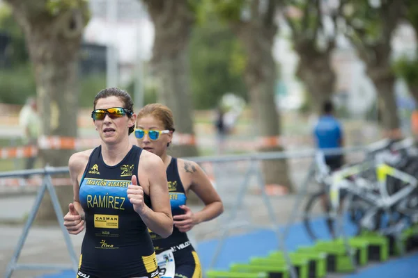 Pontevedra, İspanya - 11 Haziran 2017: Ve İspanyolca triatlon Şampiyonası kulüpler, sokakları ve şehrin nehir tarafından kutlanan tarafından detayını.