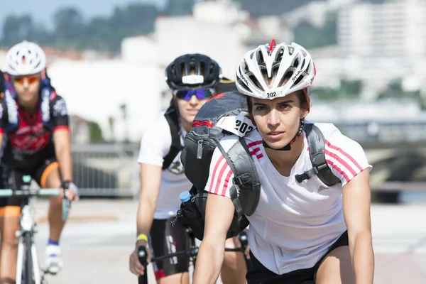 Pontevedra, İspanya - 11 Haziran 2017: Ve İspanyolca triatlon Şampiyonası kulüpler, sokakları ve şehrin nehir tarafından kutlanan tarafından detayını.