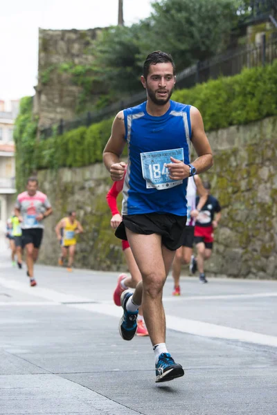 スペインポンテベドラ2016年10月16日 人気のハーフマラソン都市ポンテベドラ2016の参加者の詳細は 市内の通りを通って — ストック写真