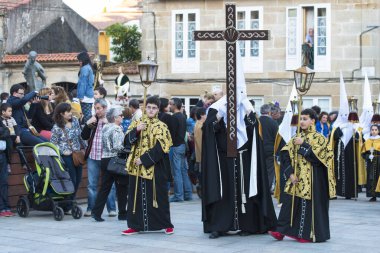 PONTEVEDRA, SPAIN - 3 Nisan 2015: Dini kardeşlik üyeleri, Paskalya süresince şehirde geçit töreni yapıyorlar.
