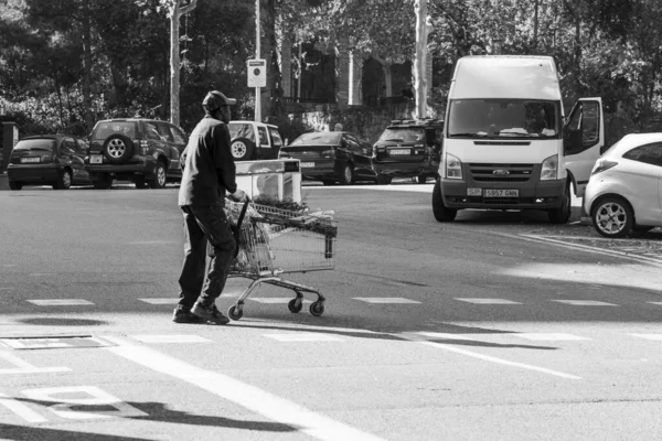 Barcelona Spain November 2015 Black Man Pushes Grocery Cart Full — Stock Photo, Image