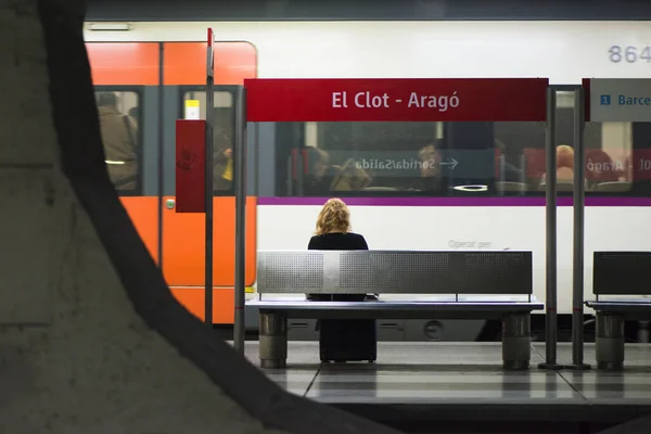 스페인 바셀로 2015 벤치에 도시의한 역에서 열차가 도착하기를 기다리고 — 스톡 사진