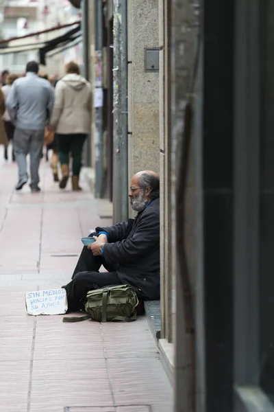 Pontevedra Spanya Mart 2015 Bir Evin Kapısında Oturan Sakallı Bir — Stok fotoğraf