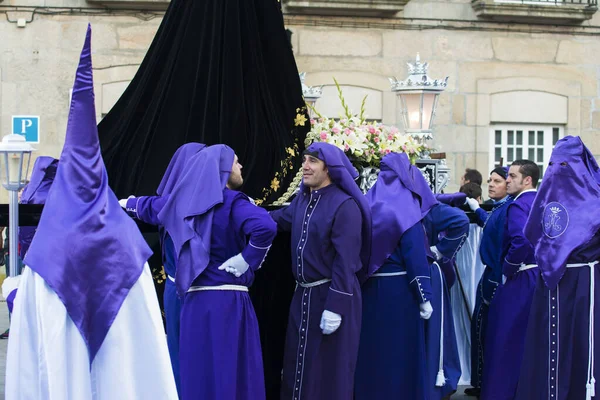 Pontevedra España Abril 2015 Miembros Una Hermandad Religiosa Desfilando Durante —  Fotos de Stock