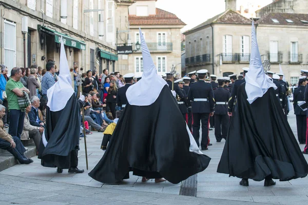 Pontevedra España Abril 2015 Miembros Una Hermandad Religiosa Desfilando Durante —  Fotos de Stock