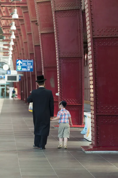 Antwerp Belgium Temmuz 2015 Küçük Çocuklu Bir Ortodoks Yahudi Şehrin — Stok fotoğraf
