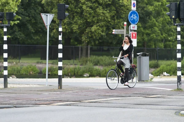 Αγαπη Κατω Χωρεσ Ιουλιου 2015 Μια Γυναίκα Που Οδηγεί Ποδήλατο — Φωτογραφία Αρχείου