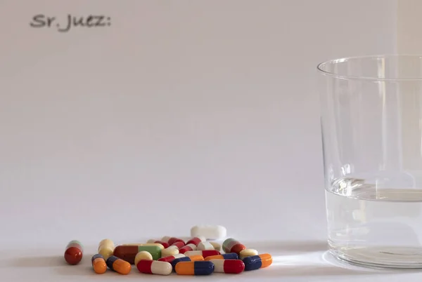 Tabletták Tabletták Különböző Méretű Színű Papírlapon Azzal Felirattal Hogy Judge — Stock Fotó