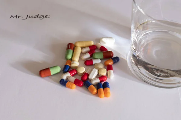 Tablety Pilulky Různých Velikostí Barev Listu Papíru Slovy Pane Soudce — Stock fotografie