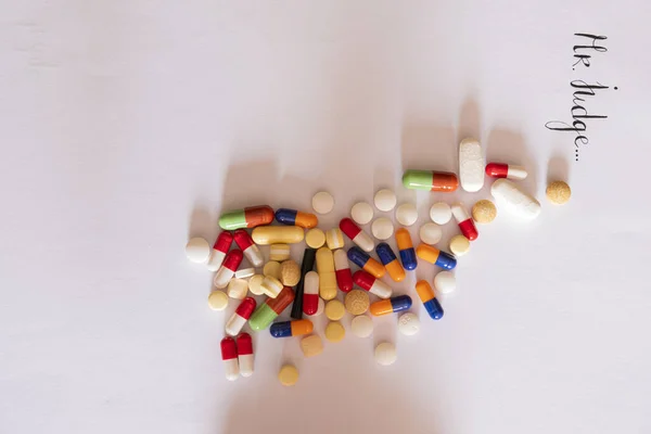 Tablety Pilulky Různých Velikostí Barev Listu Papíru Slovy Ymr Rozhodčí — Stock fotografie