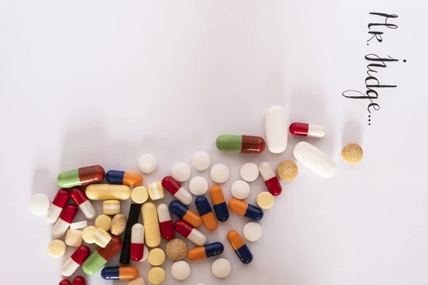 Tablety Pilulky Různých Velikostí Barev Listu Papíru Slovy Ymr Rozhodčí — Stock fotografie