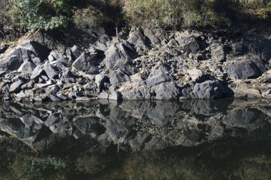 Kayalar Sil Nehri 'ne, Ribeira Sacra' ya, Galiçya 'ya yansımıştır (İspanya).)
