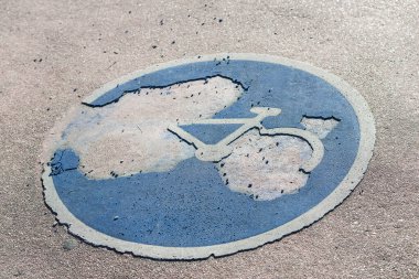 Asfaltta bisiklet yolu işareti var, zamanla bozuluyor ve kullanılıyor.