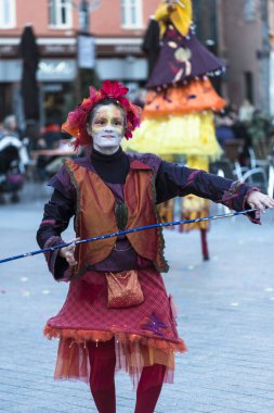 PERPIGNAN, FRANCE - 23 ARALIK 2017: Eski şehirdeki bir sokak tiyatrosu şirketinin renkli gösterisi.