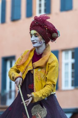 PERPIGNAN, FRANCE - 23 ARALIK 2017: Eski şehirdeki bir sokak tiyatrosu şirketinin renkli gösterisi.