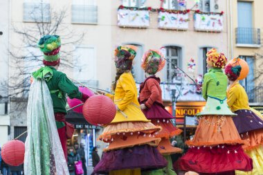 PERPIGNAN, FRANCE - 23 ARALIK 2017: Eski şehirdeki bir sokak tiyatrosu şirketinin renkli gösterisi.