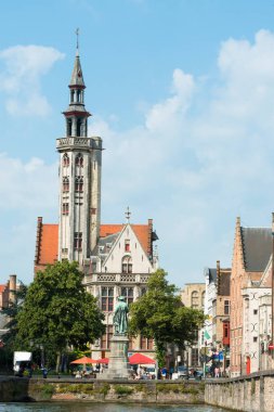 BRUGES, BELGIUM - 3 HAZİRAN 2015: Şehri çaprazlayan kanallardan şehrin manzarası.