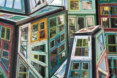 BRUGES, BELGIUM - 3 Temmuz 2015: Modern Heykel, tarihi bölgedeki katedralin önündeki küçük pencereleri canlandırıyor.