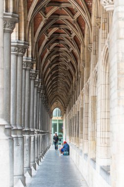 MECHELEN, BELGIUM - 5 Temmuz 2015: Belediye binasının dışındaki Gotik Soportal, ana meydanda yer alıyor.