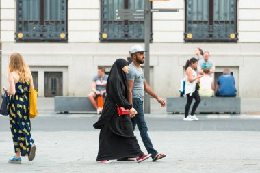 ANTWERP, BELGIUM - 5 Temmuz 2015: Arap bir çift şehrin alışveriş caddelerinden birinde geziniyor.