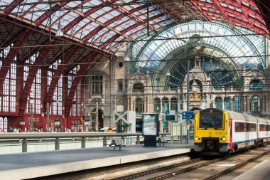 ANTWERP, BELGIUM - 6 HAZİRAN 2015: Platformun detayları ve tren raylarda, şehrin merkez istasyonu içinde.