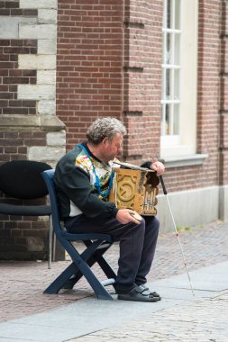 AMSTERDAM, NETHERLANDS - 8 HAZİRAN 2015: Sokakta yalvaran bastonlu ve hurdalı kör bir adam.