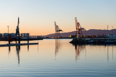 VILAGARCIA DE AROUSA, İspanya - 3 Aralık 2017: Galiçya, İspanya 'daki Vilagarcia de Arousa limanındaki bazı vinçlerin detayları.