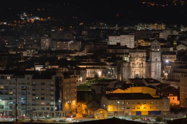 PONTEVEDRA, İSPA - 21 Şubat 2018: Şehrin ve yüksek bir bölgeden geçen nehrin gece görüşü.