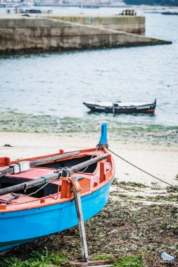 AROUSA Adası- 4 Mart 2018: küçük balıkçı teknesi köyün balıkçı limanı yakınlarındaki kumsalda karaya vurdu..