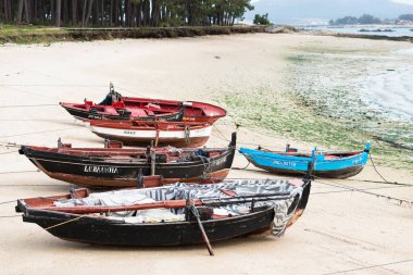 AROUSA Adası- 4 Mart 2018: küçük balıkçı tekneleri köyün balıkçı limanı yakınlarındaki kumsalda karaya vurdu..