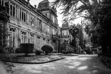 PONTEVEDRA, SPAIN - 18 Şubat 2018: Lourizan Sarayı önünde yürüyen bir aile grubu, romantiktir ve Jenaro de la Fuente Dominguez 'in eseridir..