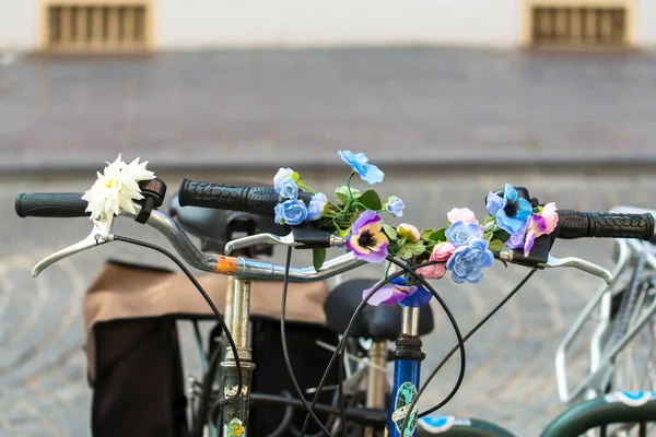 Bruges Belgia Lipiec 2015 Szczegóły Kierownicy Rowerowej Ozdobione Sztucznymi Kwiatami — Zdjęcie stockowe