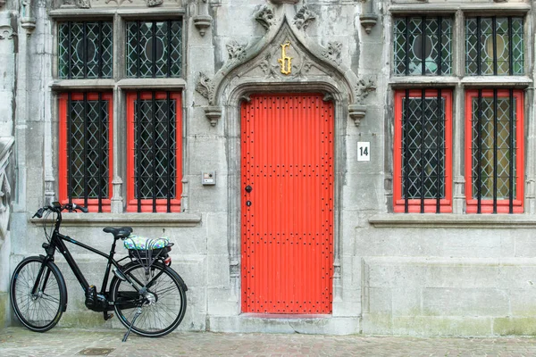 Bruges Belgium Julho 2015 Uma Bicicleta Preta Estacionada Frente Edifício — Fotografia de Stock