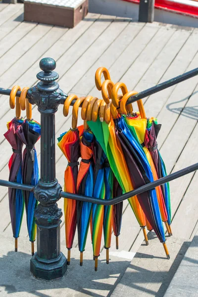 Παρασόλες Στα Χρώματα Του Ουράνιου Τόξου Που Χρησιμοποιούνται Τουριστικά Σκάφη — Φωτογραφία Αρχείου