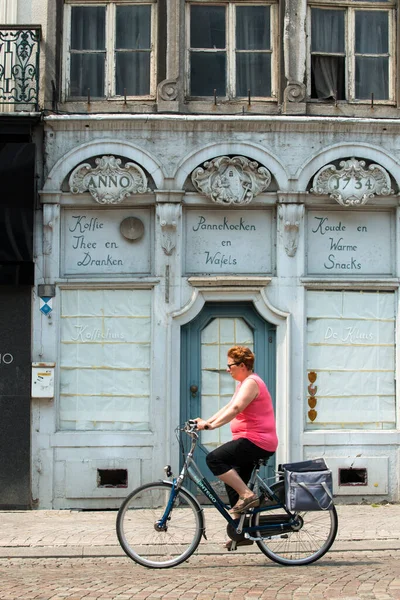 Mechelen Belgien Juli 2015 Eine Frau Fährt Mit Dem Fahrrad — Stockfoto