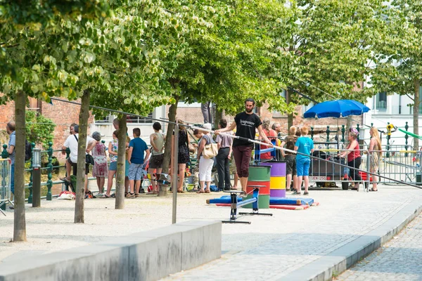 Mechelen Belgia Lipiec 2015 Człowiek Praktykuje Tightrope Chodzenie Specjalnej Platformie — Zdjęcie stockowe