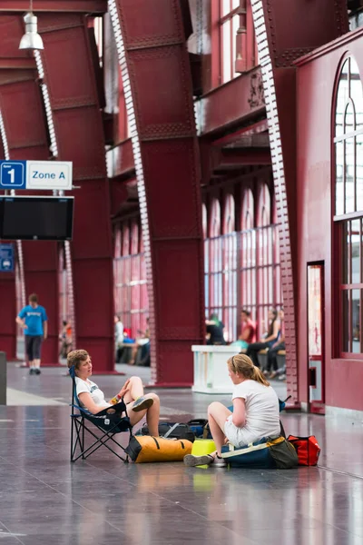 Antwerp Belgium Julho 2015 Duas Mulheres Descansando Sentas Dentro Estação — Fotografia de Stock