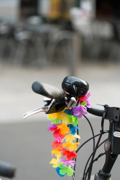 Antwerp Belgium Temmuz 2015 Renkli Yapay Çiçeklerle Süslenmiş Bir Bisikletin — Stok fotoğraf
