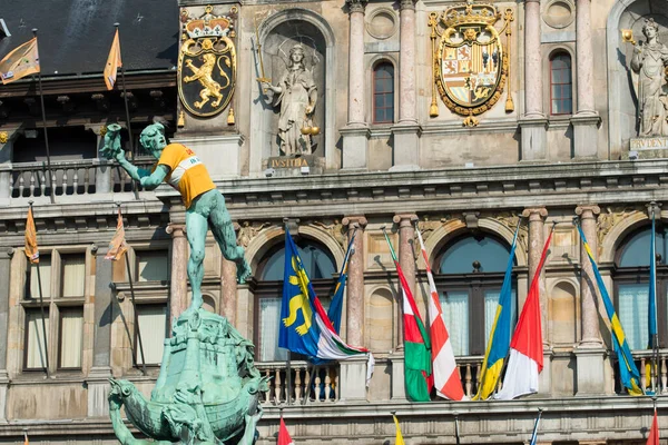 Antwerp Belgio Luglio 2015 Grande Statua Bravo Con Maillot Giallo — Foto Stock