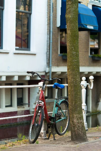 Delft Netherlands Junio 2015 Una Bicicleta Color Verde Rojo Muy —  Fotos de Stock