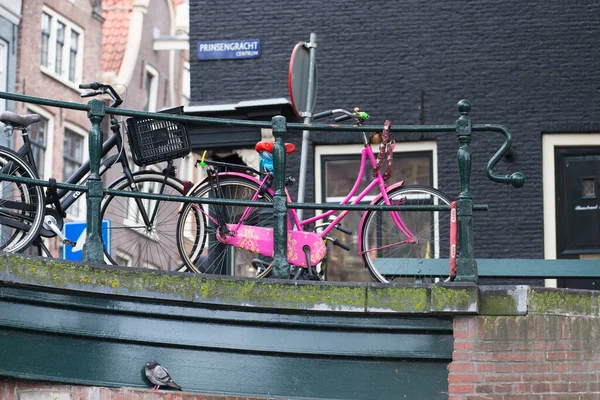 Amsterdam Netherlands Junio 2015 Bicicletas Estacionadas Uno Los Puentes Para —  Fotos de Stock