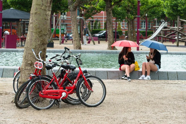 Amsterdam Netherlands Junio 2015 Dos Adolescentes Cobijan Lluvia Bajo Paraguas —  Fotos de Stock