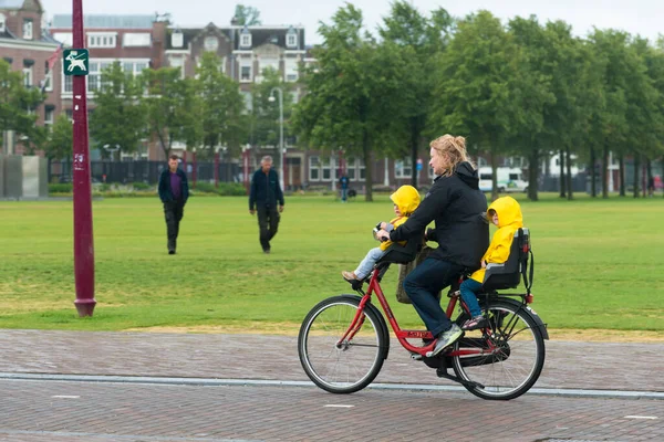 Amsterdam Netherlands Junio 2015 Una Mujer Bicicleta Con Dos Niños —  Fotos de Stock