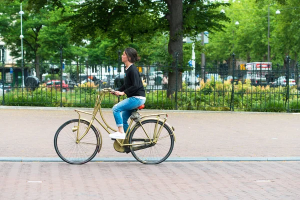 Amsterdam Nederländerna Juli 2015 Kvinna Gyllene Färg Cykel Promenera Genom — Stockfoto
