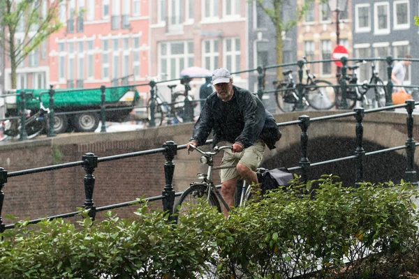 Amsterdam Notas Julho 2015 Homem Monta Bicicleta Durante Uma Chuva — Fotografia de Stock