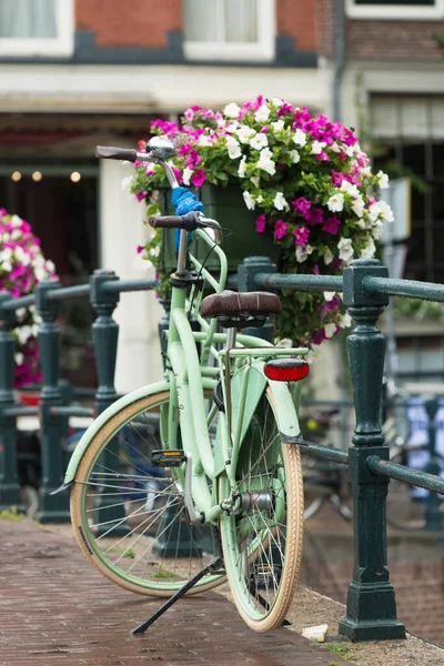 Amesterdão Países Baixos Julho 2015 Uma Bicicleta Estacionada Uma Das — Fotografia de Stock