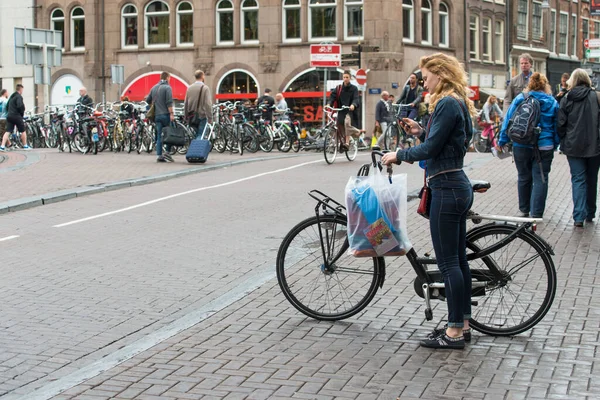 Amsterdam Notas Julho 2015 Uma Mulher Lado Sua Bicicleta Ver — Fotografia de Stock